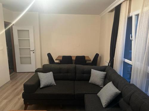 uma sala de estar com um sofá e uma mesa em Kiralık Daire em Istambul