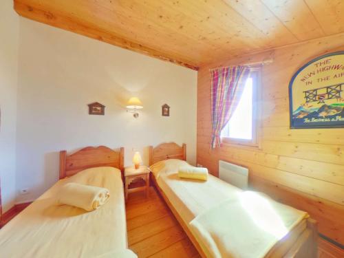 Habitación con 2 camas en una cabaña de madera en Appartement Villard-sur-Doron, 4 pièces, 10 personnes - FR-1-594-198 en Villard-sur-Doron