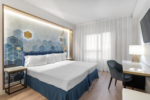 Postel nebo postele na pokoji v ubytování Eurostars Gran Madrid