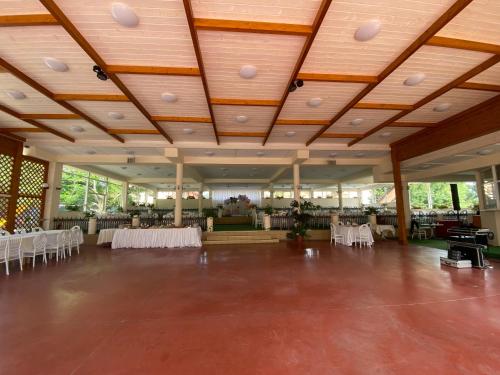a large banquet hall with white tables and chairs at Hotel Diana in Bistriţa