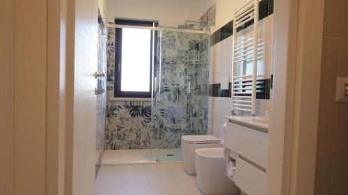uma casa de banho com um chuveiro, um WC e um lavatório. em Maison Anthony: sea view house em Sant'Agnello