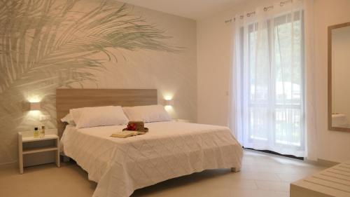 um quarto com uma cama e uma grande janela em Maison Anthony: sea view house em Sant'Agnello