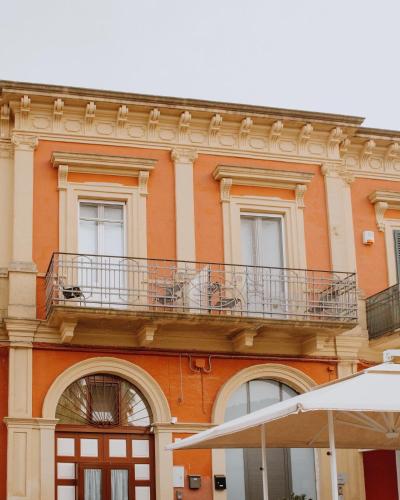 a building with a balcony on top of it at Suite.delpozzo in Capurso