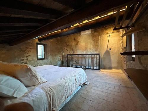 Ένα ή περισσότερα κρεβάτια σε δωμάτιο στο PALAZZO SABBIONI Romantic apartment with kitchen park view
