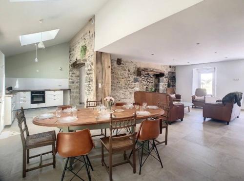 une salle à manger et un salon avec une table et des chaises dans l'établissement Ker Chouers, à Lingreville