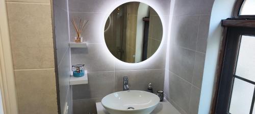 ein Bad mit einem Waschbecken und einem Spiegel in der Unterkunft Parque Golf 6 in Maspalomas