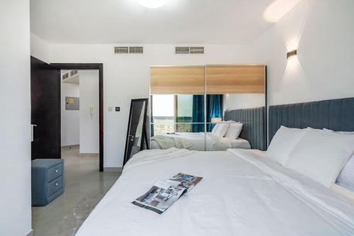 1 dormitorio grande con 2 camas y espejo en Premium 1BHK near Metro station Dubai Marina & JBR en Dubái
