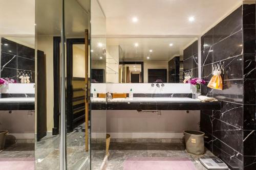 ein Badezimmer mit 2 Waschbecken und einem Spiegel in der Unterkunft Somptueux Duplex au coeur de l'Hivernage in Marrakesch