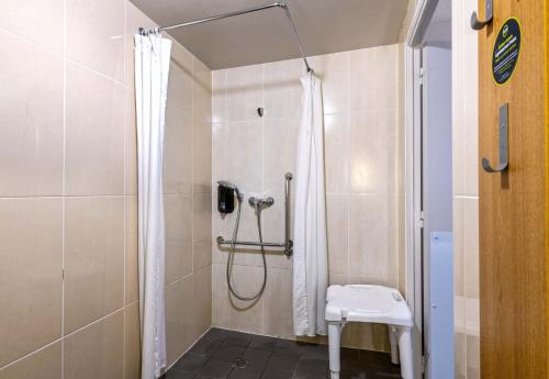 a bathroom with a shower with a shower curtain at B&B HOTEL Brest Kergaradec Aéroport Gouesnou in Brest