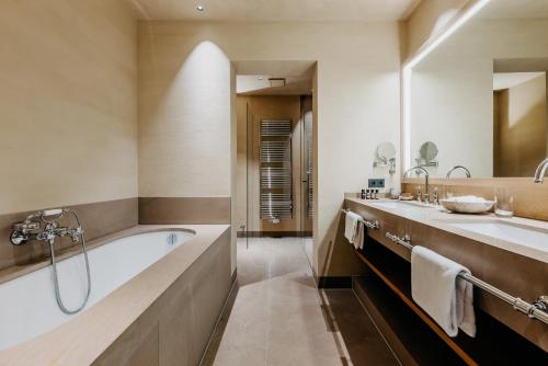 La salle de bains est pourvue d'une baignoire et d'un lavabo. dans l'établissement Hotel PURS, à Andernach