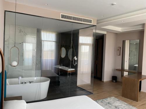 y baño con bañera y lavamanos. en Bolv Hotel, en Durrës
