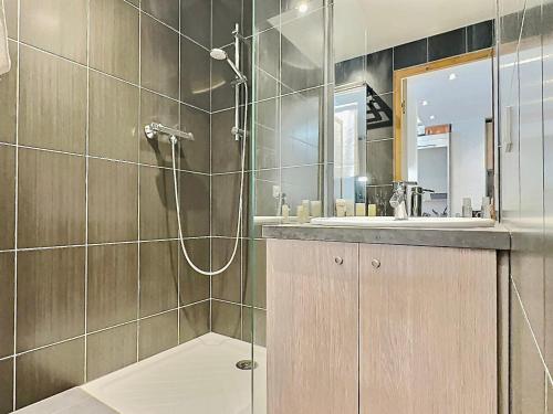 une salle de bain avec douche et lavabo dans l'établissement Studio cabine rénové, 4 pers, proche centre et pistes, parking, wifi - FR-1-411-690, à Val dʼIsère