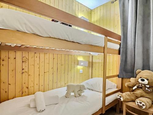 - une chambre avec 2 lits superposés et un ours en peluche dans l'établissement Appartement Val-d'Isère, 3 pièces, 6 personnes - FR-1-411-897, à Val dʼIsère