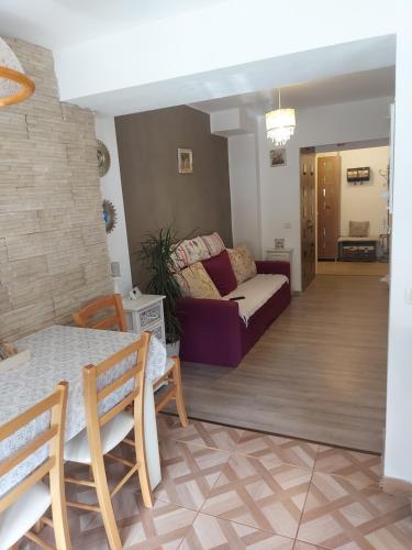 una sala de estar con un sofá y una mesa en FloMar by the Sea, en Mangalia