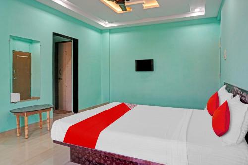 سرير أو أسرّة في غرفة في Flagship Scholars Inn Near Pune Airport