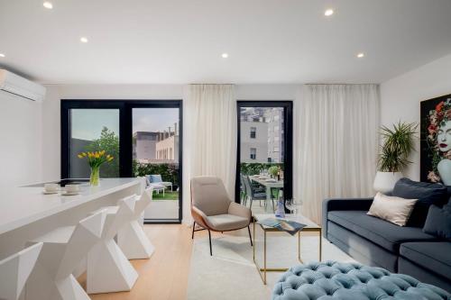 New LUXURY apartment with sea view and PRIVATE heated pool, 50m from the beach