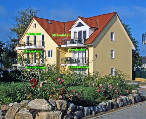 une maison avec des mots sur son côté dans l'établissement Landhaus Residenz Kirchsee Ostseetraum, à Poel