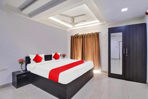 Łóżko lub łóżka w pokoju w obiekcie Flagship Kavish Residency