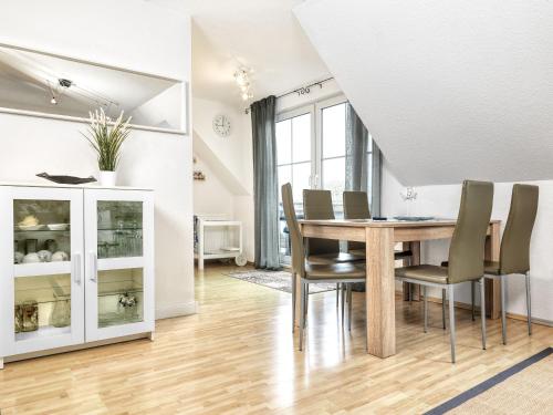 - une salle à manger avec une table et des chaises dans l'établissement Haus Sonnenschein Sommerwiese, à Poel