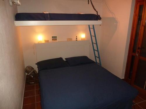 een slaapkamer met een stapelbed en een ladder bij Villa Flà in Geremèas