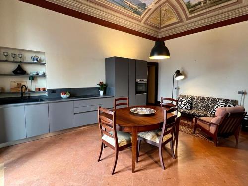 een keuken en eetkamer met een houten tafel en stoelen bij Il sogno di Lucia in Amelia