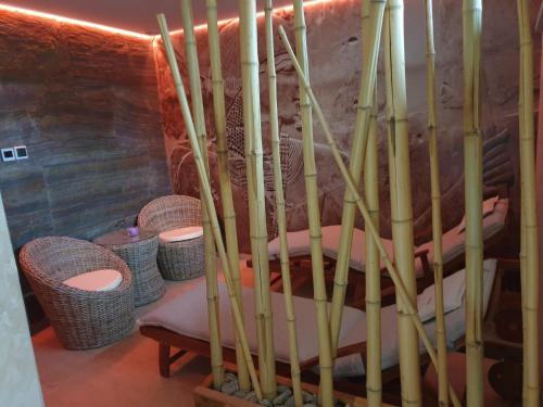 Zimmer mit Bambustühlen und einem Tisch in der Unterkunft Apartmány in Veritas in Mikulov