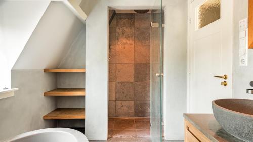 un baño con ducha y lavabo en Villa van Reenenpark, en Bergen