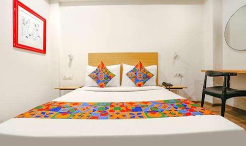 Cama ou camas em um quarto em FabHotel VT Gagan Vihar
