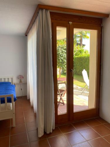 a room with a sliding glass door with a patio at Casa Vignole-Badasci in Orselina