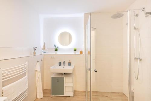 y baño con lavabo y ducha. en Apartment "Sonnenlaune" en Garz-Usedom