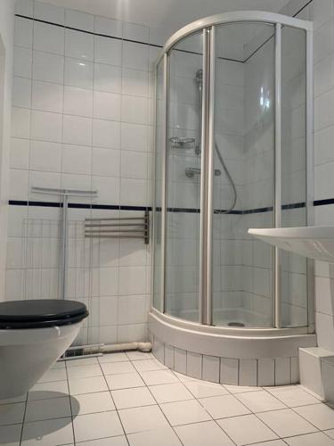 a bathroom with a shower and a toilet at St ouen centre 20mn de châtelet Ligne 14 in Saint-Ouen