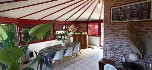 une salle à manger avec une table et des chaises dans l'établissement Maison Parentis en Born 6-8 personnes-L'échappée landaise, à Parentis-en-Born