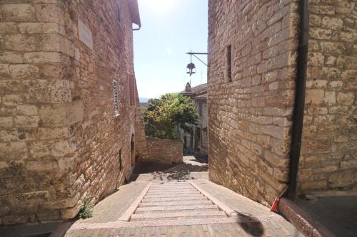 アッシジにあるNonna Floの煉瓦造りの建物2棟の間の路地