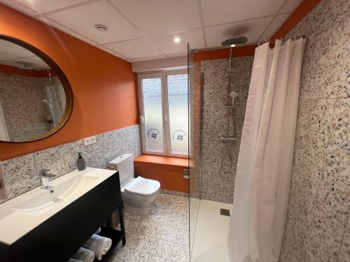 La salle de bains est pourvue de toilettes, d'un lavabo et d'une douche. dans l'établissement La Grande-Ourse, à Charleville-Mézières