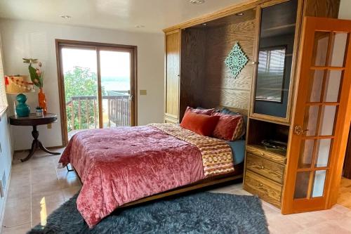 een slaapkamer met een groot bed en een dressoir bij BEACH MODE in Kingston