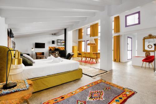 貝尼薩的住宿－Aldaba，一间带大床的卧室和一间客厅