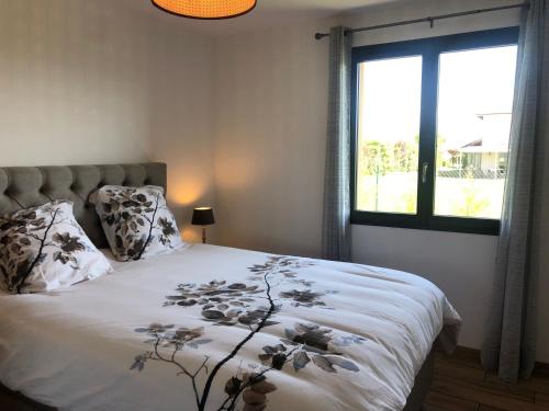 une chambre avec un lit et une fenêtre dans l'établissement LE PIC PONCON, à Gap