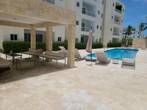 Cozy 2 bedroom apartment 7 minutes walk to beach.