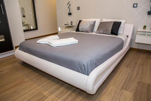 1 cama blanca grande con toallas en una habitación en Toural House, en Arcos de Valdevez