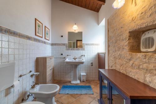 a bathroom with a sink and a toilet at Il Flauto Magico in Modica