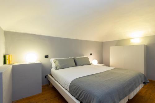 トリノにあるQuadrilatero District! Piazza Consolata Modern Loftのベッドルーム1室(大型ベッド1台、ナイトスタンド2台付)