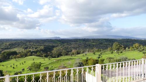 にあるCasa Fialliの家のバルコニーから丘の景色を望めます。