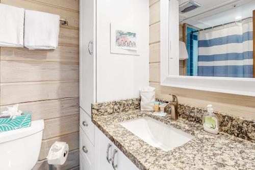 een badkamer met een wastafel en een toilet bij Atlantic Watergate --- 29111 Ocean Rd. #6 in Bethany Beach