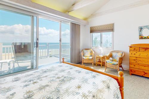 1 dormitorio con cama y vistas al océano en Atlantic Watergate --- 29111 Ocean Rd. #6, en Bethany Beach