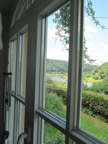 a window looking out at a view of a river at Ferienwohnung im grünen Elbtal in Stadt Wehlen