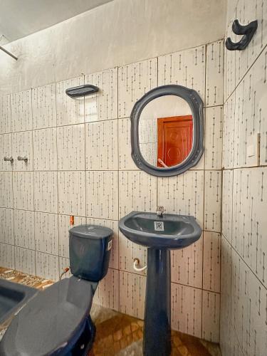 La salle de bains est pourvue d'un lavabo et d'un miroir. dans l'établissement Hostal Sol y Lago, à Copacabana