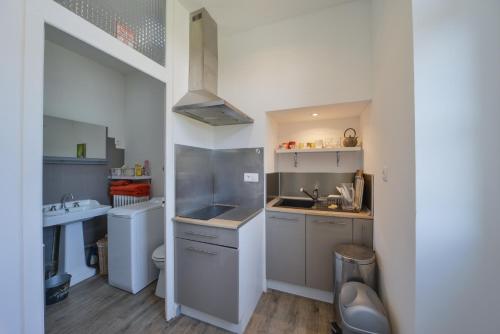Η κουζίνα ή μικρή κουζίνα στο Petit Gîte de Villecomte