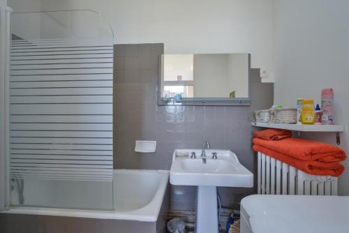 uma casa de banho com um lavatório, um WC e um espelho. em Petit Gîte de Villecomte em Sainte-Solange