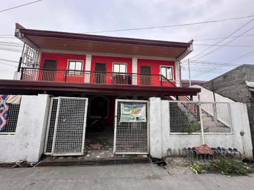 una casa roja con una puerta delante de ella en Saracal Aparthomes, en Mati