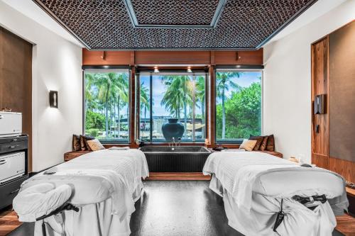 Postel nebo postele na pokoji v ubytování SETAI Oceanview 2/2 Luxury Residence